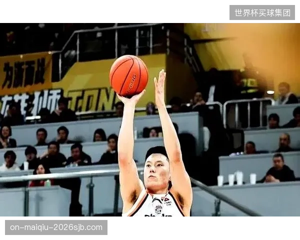 上海队锋线新星李弘权赛季表现出色,不仅随队获得常规赛冠军,还入选最佳阵容一阵。 上海队锋线新星李弘权赛季表现出色,不仅随队获得常规赛冠军,还入选最佳阵容一阵。